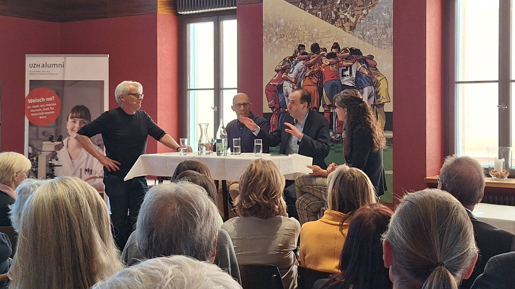Engagierte Diskussion über Europa im Talk im Turm mit Moderator Roger Nickl, dem Politologen Jonathan Slapin, dem Historiker Tobias Straumann und Moderatorin Rita Ziegler.
